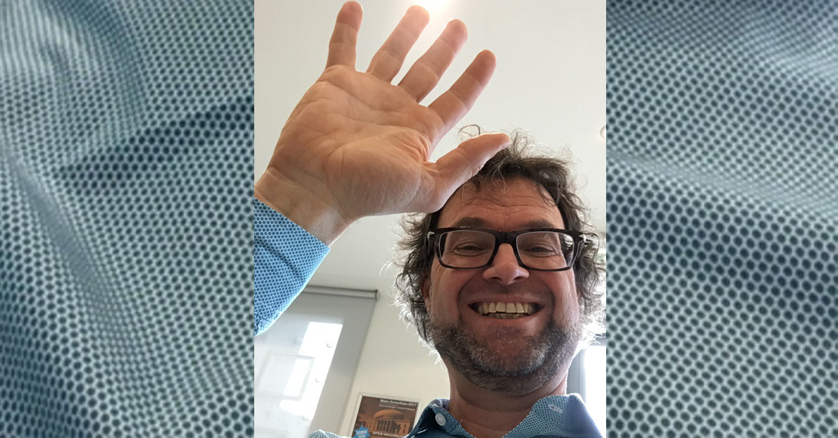 Vier jouw successen (ook op LinkedIn) . man zwaait en kijkt blij.