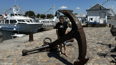 Adem is ons anker (mediteren kun je leren deel 4), Man staat bij anker op kade