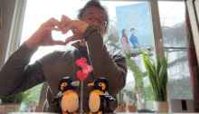 Leef je droom - man met verliefde lego pinguins