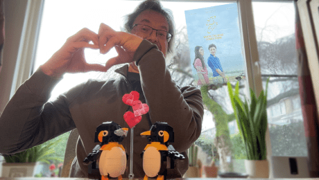 Leef je droom - man met verliefde lego pinguins