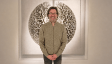 Elk mens is door een ingewikkeld en onzichtbaar netwerk met de wereld verbonden. (Beeld van Wat zegt Jan bij beeld uit de tentoonstelling in de Kunsthal van Iris van Herpen: Sculpting the Senses met werk van Janaina Mello Landini - Ciclotramas / bewerking Wat zegt Jan/AI)