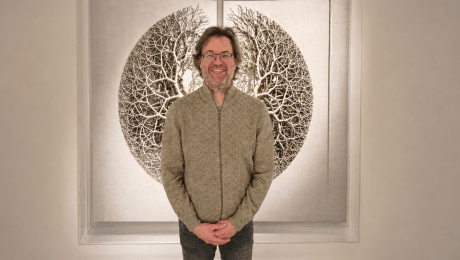 Elk mens is door een ingewikkeld en onzichtbaar netwerk met de wereld verbonden. (Beeld van Wat zegt Jan bij beeld uit de tentoonstelling in de Kunsthal van Iris van Herpen: Sculpting the Senses met werk van Janaina Mello Landini - Ciclotramas / bewerking Wat zegt Jan/AI)