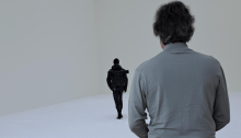 Lichtheid groeit soms met elke stap die je zet. (Beeld van Wat zegt Jan bij beeld uit de tentoonstelling in de Museum Voorlinden: Stilte in de storm met werk van Elmgreen & Dragset, L’Addition, 2025/ beeld en bewerking Wat zegt Jan)